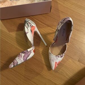 Flowery pumps